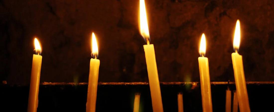 Por qué las velas no son la mejor opción en un apagón: alternativas más seguras y eficaces